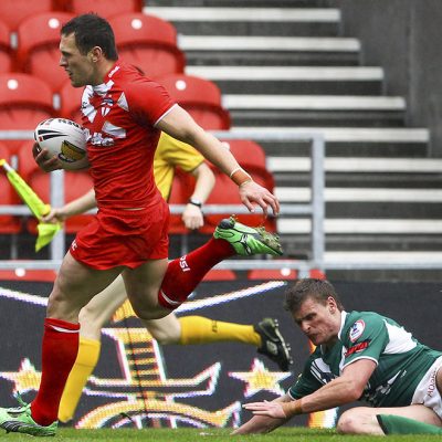 Picture by Allan McKenzie/SWpix.com - 01/08/2015 - Rugby League - Ladbrokes Challenge Cup Semi Final - Warrington Wolves v Hull Kingston Rovers - Headingley Carnegie Stadium, Leeds, England - Hull KR's Shaun Lunt evades the tackle of  Warrington's Daryl Clark.