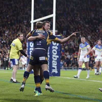 Picture by Allan McKenzie/SWpix.com - 01/08/2015 - Rugby League - Ladbrokes Challenge Cup Semi Final - Warrington Wolves v Hull Kingston Rovers - Headingley Carnegie Stadium, Leeds, England - Hull KR's Shaun Lunt evades the tackle of  Warrington's Daryl Clark.